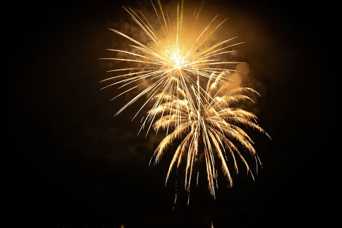 Zwischen 18 Uhr und 21.30 Uhr wurden 18 Minuten lang Feuerwerke der Kategorie zwei abgeschossen, 30 Minuten lang Feuerwerke der höchsten Kategorie.