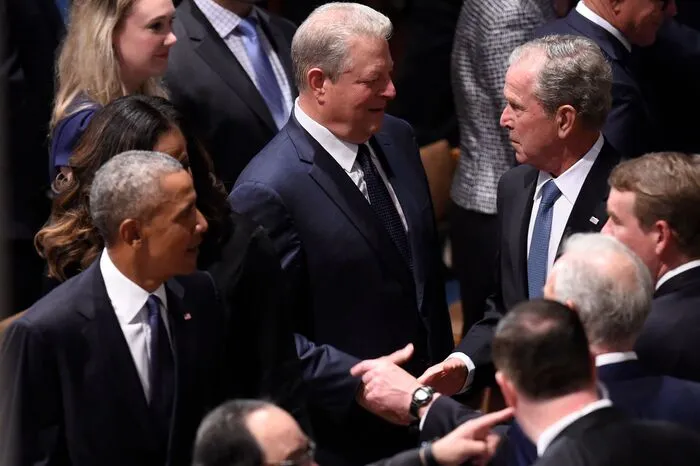 McCain war im Präsidentenwahlkampf Barack Obama einst unterlegen, doch die beiden hatten stets großen Respekt für einander. So hielt der Demokrat Obama nun eine der Trauerreden. Auch Ex-Präsident George Bush und der demokratische Vize-Präsident unter Bill Clinton, Al Gore, nahmen an den Trauerfeiern teil.