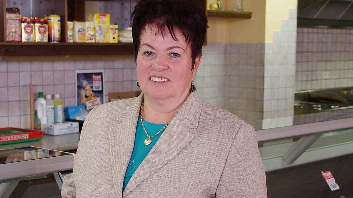 Ortsstellenleiterin Hilde Horvath und ihre Mitarbeiter kochen am Freitag am Brucker Hauptplatz Gulaschsuppe für den guten Zweck