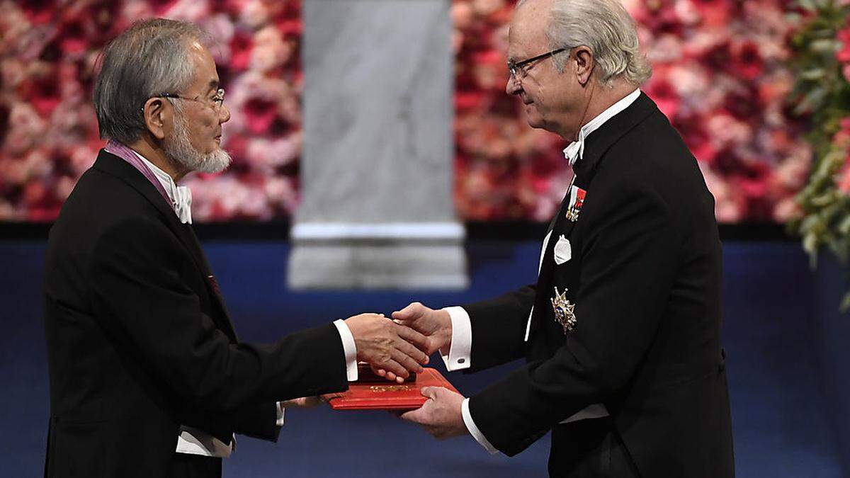 Der japanische Zellforscher Yoshinori Ohsumi erhält von Schwedens König Carl XVI. Gustaf den heurigen Medizin-Nobelpreis 