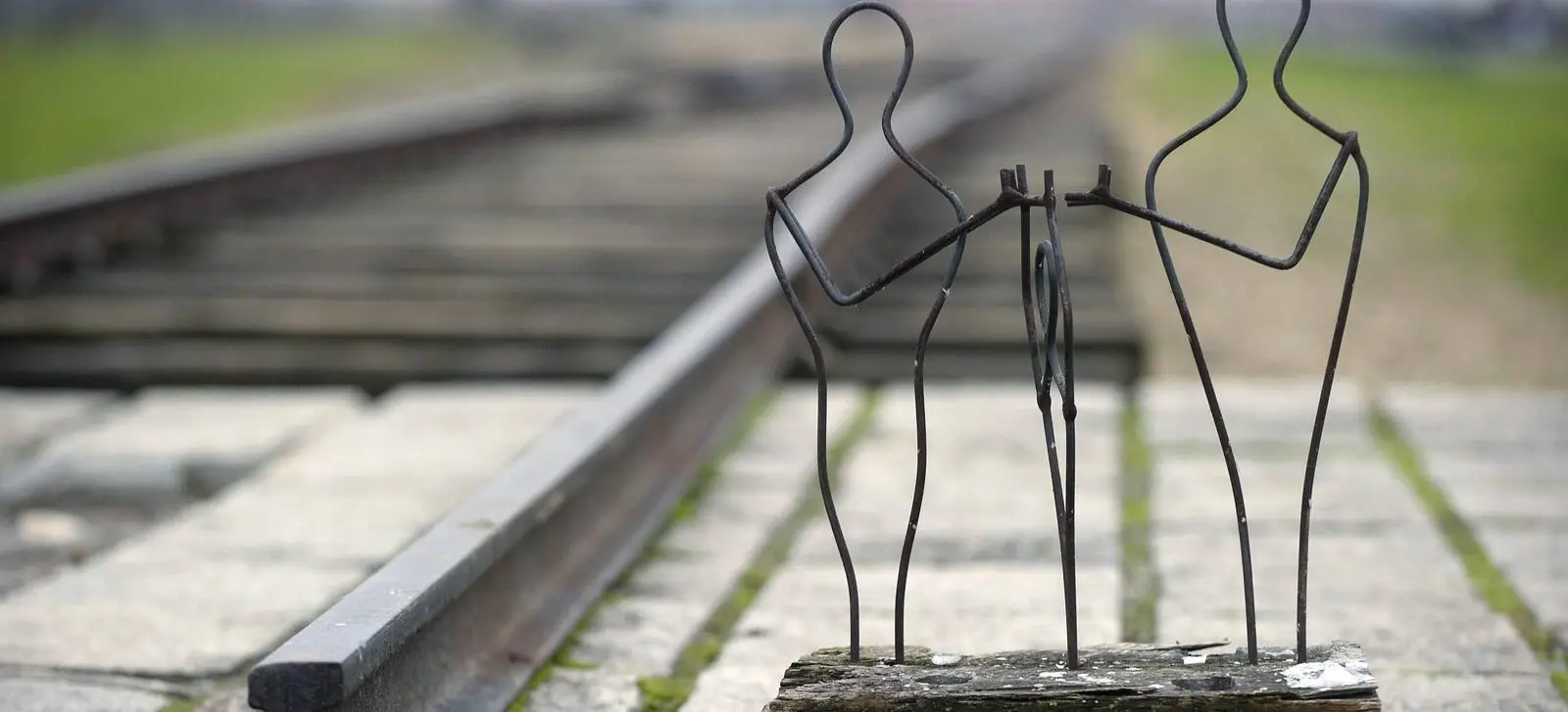 Kunstwerk an der Verladerampe vom Lager 2 des ehemaligen Konzentrationslagers Auschwitz-Birkenau  | Kunstwerk an der Verladerampe vom Lager 2 des ehemaligen Konzentrationslagers Auschwitz-Birkenau 