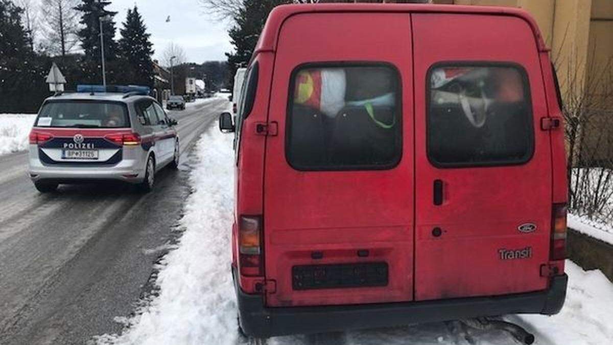 15 Leute in Kleinbus mit Mängeln unterwegs