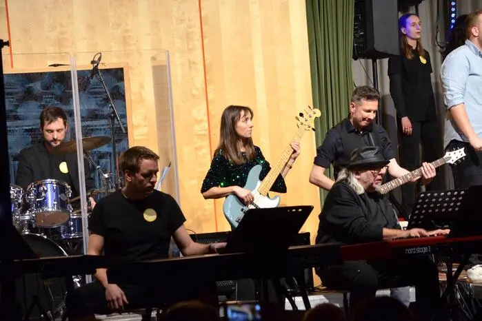 In bewährter Tradition standen Music & Voice mit Chor, Ensemble und Band sowie Klassen- und Instrumentalklassenensembles, Solistinnen und Solisten sowie die Band der Lehrerinnen und Lehrer auf der Bühne