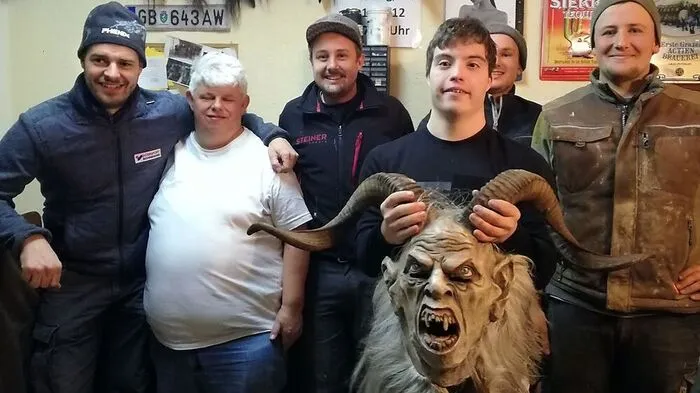 Mitglieder der Schoat’n Pass mit Rudi Bauregger (2. v. l.) und Elias Duhs (3. v. r.)