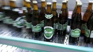 Murtal, Obersteiermark,  Oesterreich,  Steiermark,  Europa, Alkohol, alkoholisches Getraenk, Betrieb, Bier, Bierflasche, Brauerei, Brauerei Goess, Brauunion, Goesser Brauerei, Fliessband, Laufband, Foerderband, Getraenk, Industrie, Innenaufnahme, Innenansicht, Interieur, Konzept, Lebensmittelindustrie, Maschine, Nahrungsmittel, Nahrung, Produktion, produzieren, Erzeugung, Herstellung , Technik, Unternehmen, Betrieb, Wirtschaft,  2010/10/05,  Abfuellanlage,

sujet