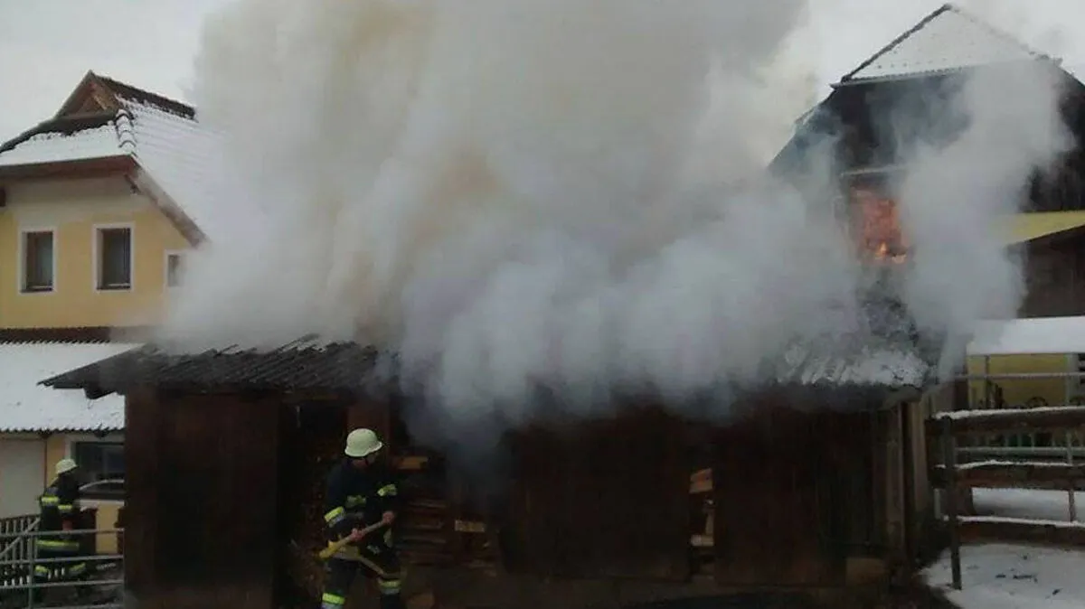 Die Feuerwehrkameraden löschten das Nebengebäude