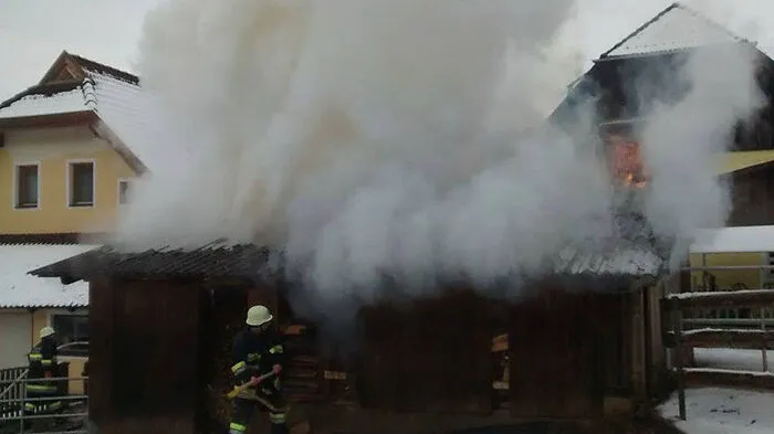 Die Feuerwehrkameraden löschten das Nebengebäude