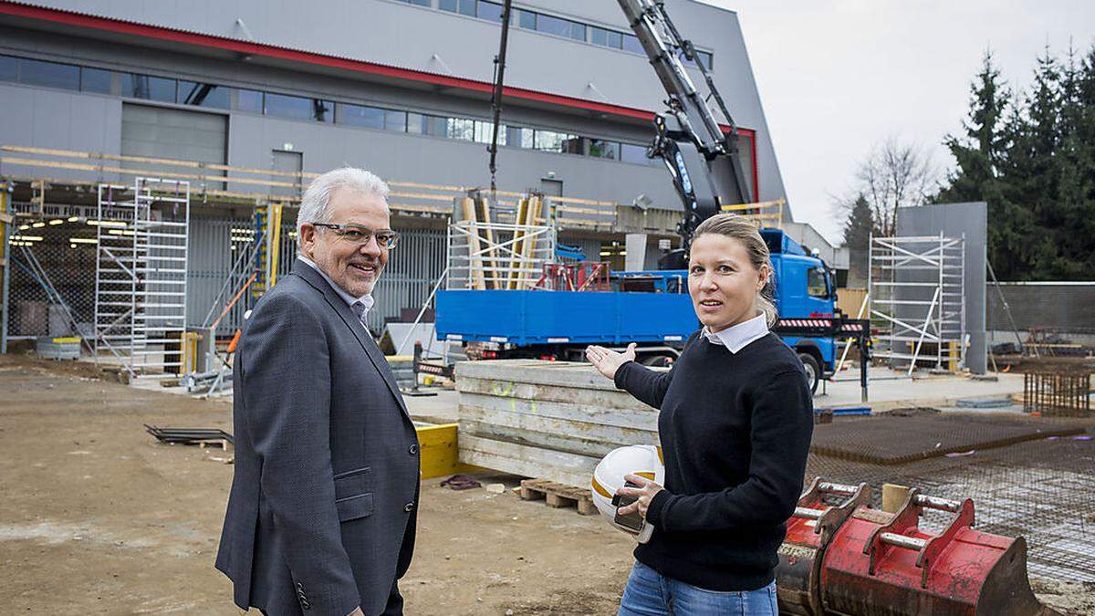 Claudia Wiedenbauer und Günther Pfeifhofer auf der Baustelle