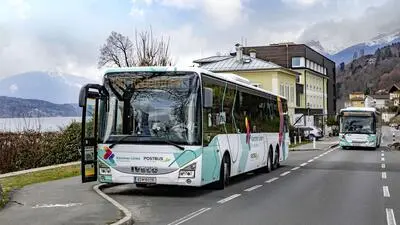 Ein öffentlicher Bus steht auf einer Bushaltestelle