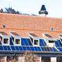 So wie am Franziskanerkloster in Graz könnten bald mehr Dächer in den Städten mit Photovoltaik-Anlagen ausgestattet werden
