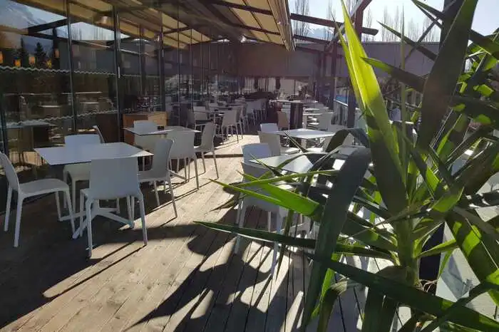 Einen unbeschreiblich schönem Ausblick auf die Lienzer Dolomiten bietet die Sonnenterrasse vom Restaurant Badwirt in Lienz. Und wenn einem die Hitze zu Kopf steigt, kann man sich gleich Abkühlung im Dolomitenbad verschaffen.