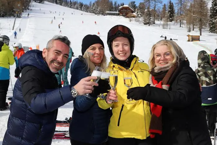 Es gab auch ein „Lady‘s Day-Geburtstagskind“ Lydia Renner-Martin (3.v. links) sie feierte auf der Hochrindl mit Francesco Buongiorno vom „Chalet il Gusto“ , Alexandra „Alex“ Bresztowanszky und Ulli Rainer.