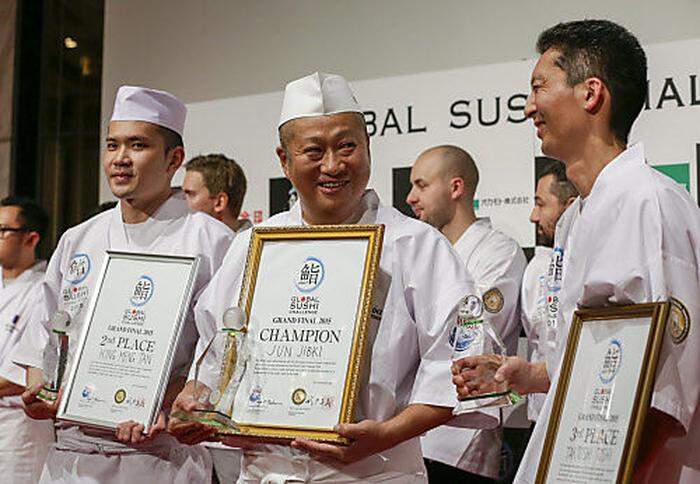 So sehen Sieger aus: Jun Jibiki mit King Meng Tan aus Singapur (L) und Takatoshi Toshi (R) aus den USA