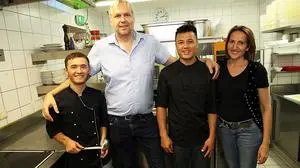 Guido und Gudrun Reinthaler mit  ihren Lehrlingen Said Ahmed Qasim und Ali Sina Bahadiri