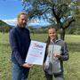 Edelbrandsommelier Heinrich Burgstaller und Birgit Maier auf der Streuobstwiese in Döbriach 