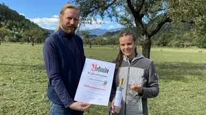 Edelbrandsommelier Heinrich Burgstaller und Birgit Maier auf der Streuobstwiese in Döbriach 