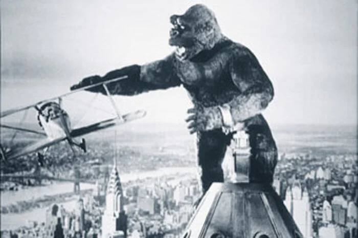 Das wer natürlich er: King Kong. Hier pflückt er im berühmten Film von 1933 ein Flugzeug aus der Luft.