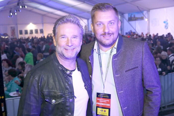 Möglich gemacht hatte, das Top-Quintett aus Oberkärnten nach Friesach zu bekommen, Michael Schabernig (rechts) von „KTV-Events Friesach“.  