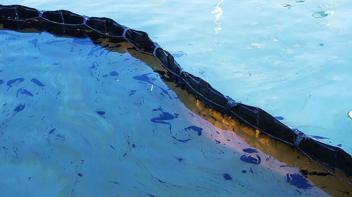 Mit Barrieren wie diesen soll eine Ölpest vor der tunesischen Küste verhindert werden