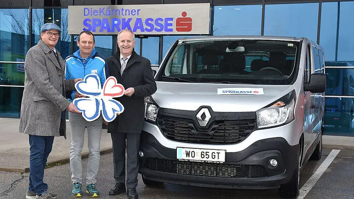 Diethard Theuermann (Privatstiftung Kärntner Sparkasse), Andreas Wadler (Obmann Wolfsberger Schwimmverein) und Sparkasse-Teamleiter Georg Kohler