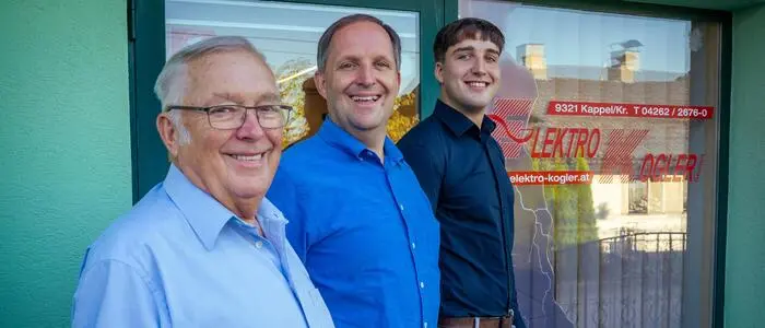 Opa, Vater und Sohn stehen nebeneinander und lachen in die Kamera