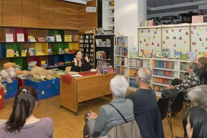 Theresa Prammer, gebürtige Wienerin, Schauspielerin, Regisseurin und preisgekrönte Schriftstellerin (Leo-Perutz-Preis für „Wiener Totenlieder“), verstand es meisterhaft, zwischen Spannung und Humor zu balancieren. Mit lebendiger Stimme und feinem Gespür für Dramaturgie las sie aus ihrem neuen Roman, in dem eine Partnervermittlung namens AMOR zum Schauplatz düsterer Ereignisse wird: Eine Frau verschwindet, eine andere wird tot aufgefunden – und Kommissarin Liv Dorn ermittelt undercover in einem gefährlichen Spiel aus Wahrheit und Täuschung.