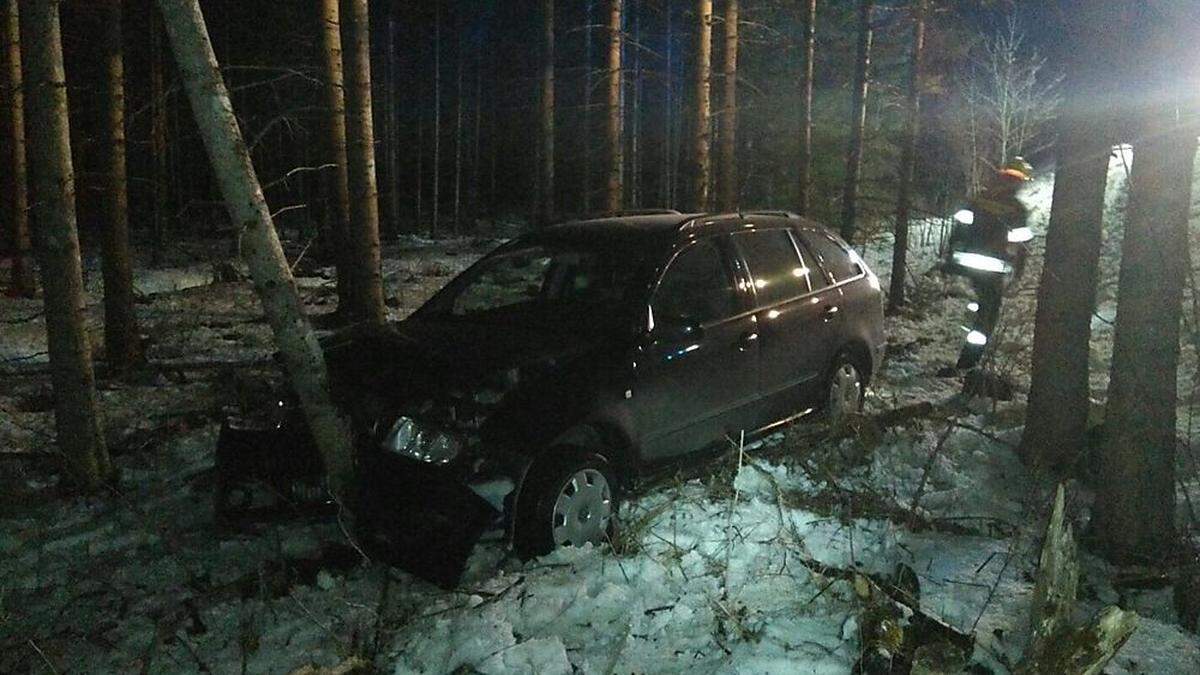 Das Fahrzeug prallte gegen einen Baum