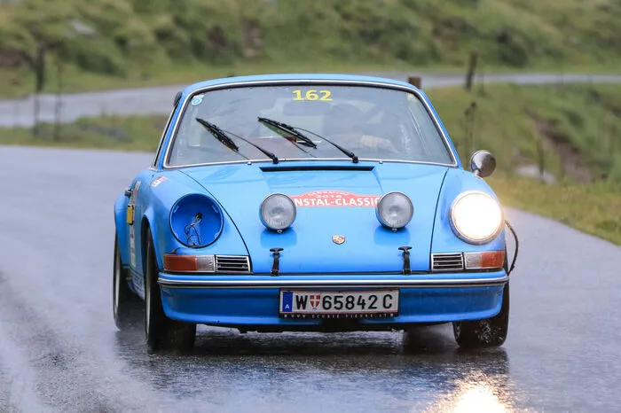 Peter Ulm und Jan Soucek auf Porsche 911 ST liegen auf Platz 2.