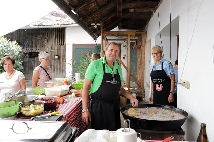 Köstlichkeiten nicht nur vom Apfel, auch traditionelle Speisen, erfreuten die Gaumen der Besucher.