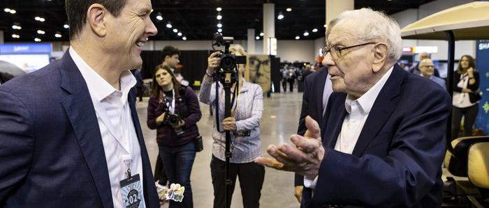 See's Candies President & CEO Pat Egan im Gespräch mit Warren Buffett