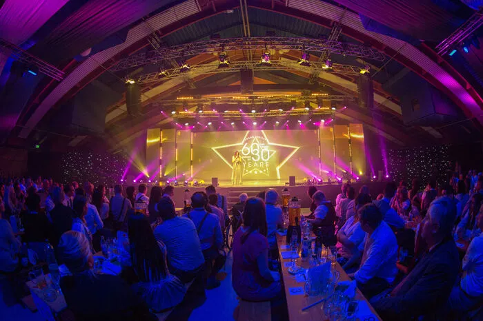Mit 600 geladenen Gästen wurde in der Steiermarkhalle in Premstätten auf die nächsten 30 Jahre und auf den 60er von Firmengründer Ott angestoßen.