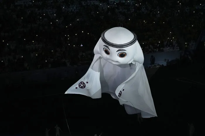 Das Maskottchen stellt eine Fantasiefigur dar, in seinem Aussehen angelehnt an die traditionelle Nationaltracht des Austragungsortes Katar.