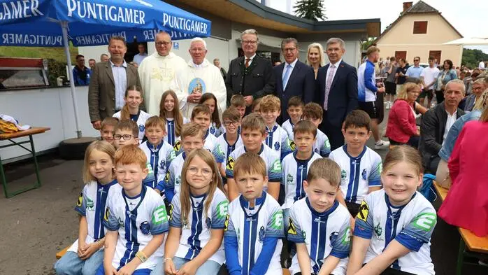 Nachwuchsspieler des Sportvereins mit Landeshauptmann Christopher Drexler, Erzbischof Franz Lackner, Bürgermeister Johannes Weidinger und Gästen bei der großen Jubiläumsfeier