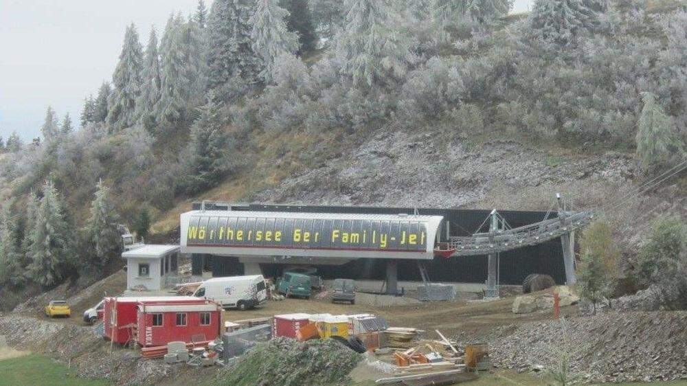 Die neue Talstation liegt 300 Meter tiefer. Die Sechser-Sesselbahn, „der Wörthersee Family Jet“ ist jetzt schon fertig 