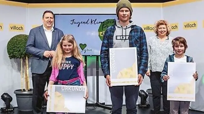 Vizebürgermeisterin Irene Hochstetter-Lackner und Stadtrat Erwin Baumann mit den Siegern den Jugend-Klimaschutzpreises Leonhard Meschik, Maika Gabriel für die Regenbogenschule VS Fellach und Paul Kluppenegger. 