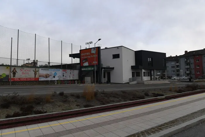 Auch die daneben liegende Tribüne wird in den nächsten Monaten noch überdacht.