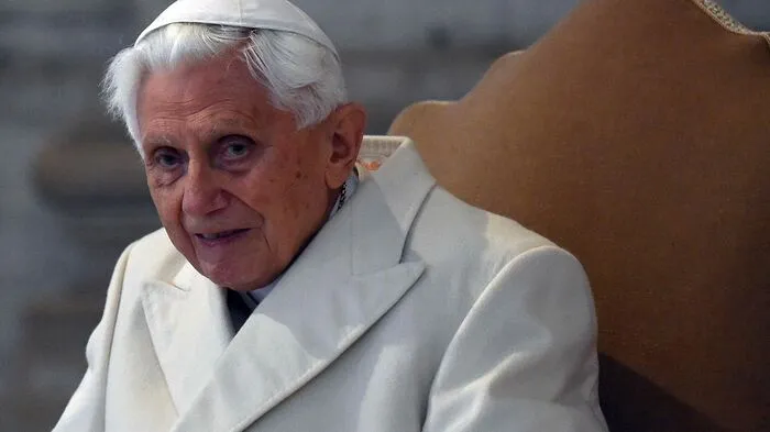 Im April 2005 wird Kardinal Joseph Ratzinger zum Nachfolger von Johannes Paul II. ernannt. Acht Jahre später kündigt er seinen Rückzug an. Es ist das erste Mal, dass ein amtierender Papst sich zurückzieht. Am Ostersonntag wird Benedikt XVI. 90 Jahre alt. Ein Streifzug durch das Leben des Deutschen.