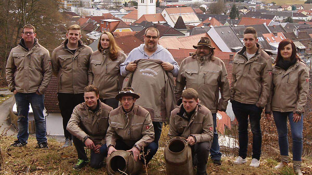 Der Bleiburger Böllerschützen-verein mit Obmann Patrick Rebernig (vorne Mitte), Kassierin Tanja Pe(c)nik (rechts), Christopher Berchtold (ganz links) und Fabian Certov (Mitte)