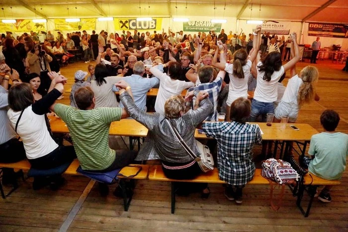 ...und nachbarliches Schunkeln quer durch die Sitzreihen für eine ausgelassene Volksfeststimmung.