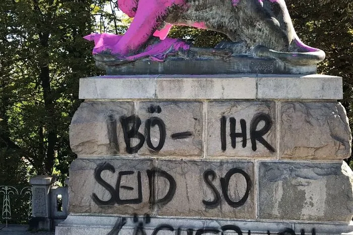 "IBÖ - IHR SEID SO LÄCHERLICH" ist am Sockel zu lesen. IBÖ wird als Abkürzung für die "Identitäre Bewegung Österreich" verwendet, die für den 1. Juli zu einem "Ehrenzug" für Franz Xaver Hackher am Schloßberg aufgerufen hat.