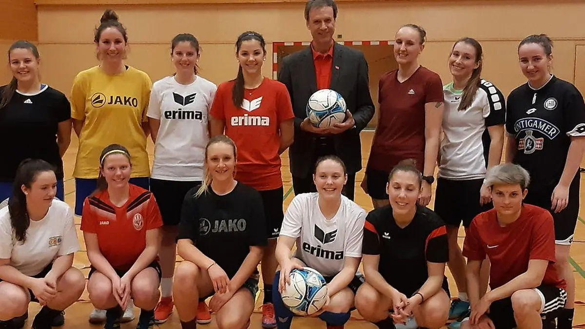 Bürgermeister Fritz Kratzer mit den Fußballerinnen des SC Parschlug