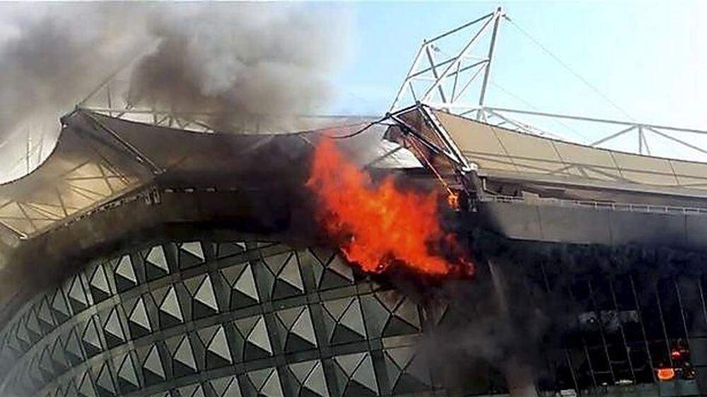 Flammen schlagen aus dem Hongkou-Stadion