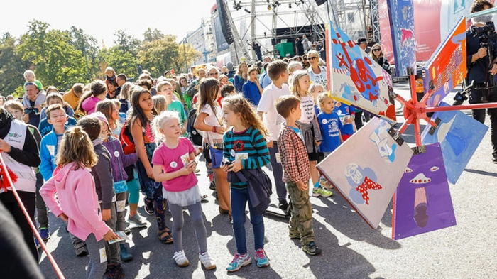 Ein paar Tausend Menschen kamen am Samstag auf und rund um den Wiener Rathausplatz, um zu feiern: 1517, und damit genau vor 500 Jahren, schlug Martin Luther der Tradition nach seine 95 Thesen zur Reformation der Kirche auf die Tür der Schlosskirche zu Wittenberg.
