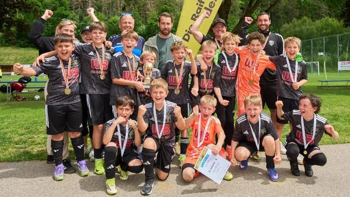 Die Burschen der VS St. Johann A jubeln über den Bezirkssieg