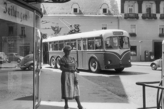 Eine Kapfenberger Institution war der Obus, also der elektrische Oberleitungsbus der MVG. Im Kriegsjahr 1944 wurde er eingeführt, weil es keinen Treibstoff gab, aber schon lange gab es Überlegungen, diese Dinosaurier des öffentlichen Verkehrs stillzulegen. Im Jahr 2001 fuhren noch sechs Obusse, vier davon hatten dazu einen Dieselmotor – Hybridantrieb heißt das heute. Als im Jahr 2002 die B 116 zwischen Bruck und Kapfenberg vierspurig ausgebaut wurde, war dies das Ende der Obusse.