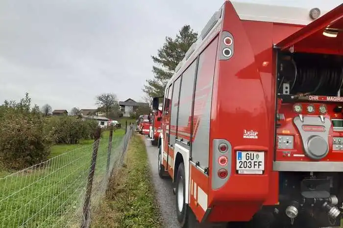 Die Feuerwehr musste Acetylengasflaschen aus dem Inneren des Gebäudes bergen und zur Kühlung hinter das Wirtschaftsgebäude bringen.