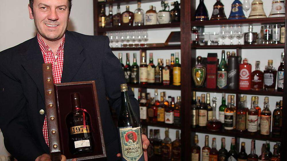 Thomas Schuster aus Halbenrain präsentiert stolz seine ansehnliche Whiskysammlung