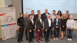 Das Team rund um Erich Hartlieb (8. v. l.) feierte das Zehnjährige    