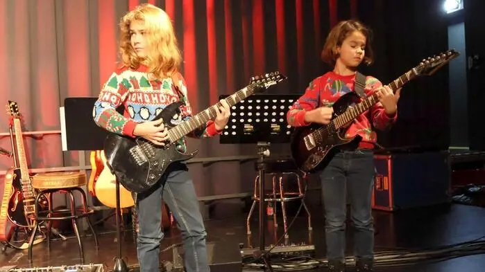 Da war kein Platz mehr im „Fuchspalast“ der Herzogstadt. Grund des enormen Besucherandrangs war das Weihnachtskonzert „Christmas meets Pop“ des Modern Music College St. Veit (MMC). An die 40 Künstler und acht Lehrer gaben über zwei Stunden lang Proben ihres musikalischen Könnens. 