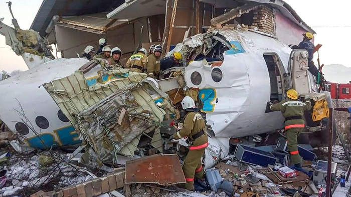 Nahe der früheren kasachischen Hauptstadt Almaty (Alma Ata) ist eine Passagiermaschine vom Typ Fokker 100 abgestürzt.